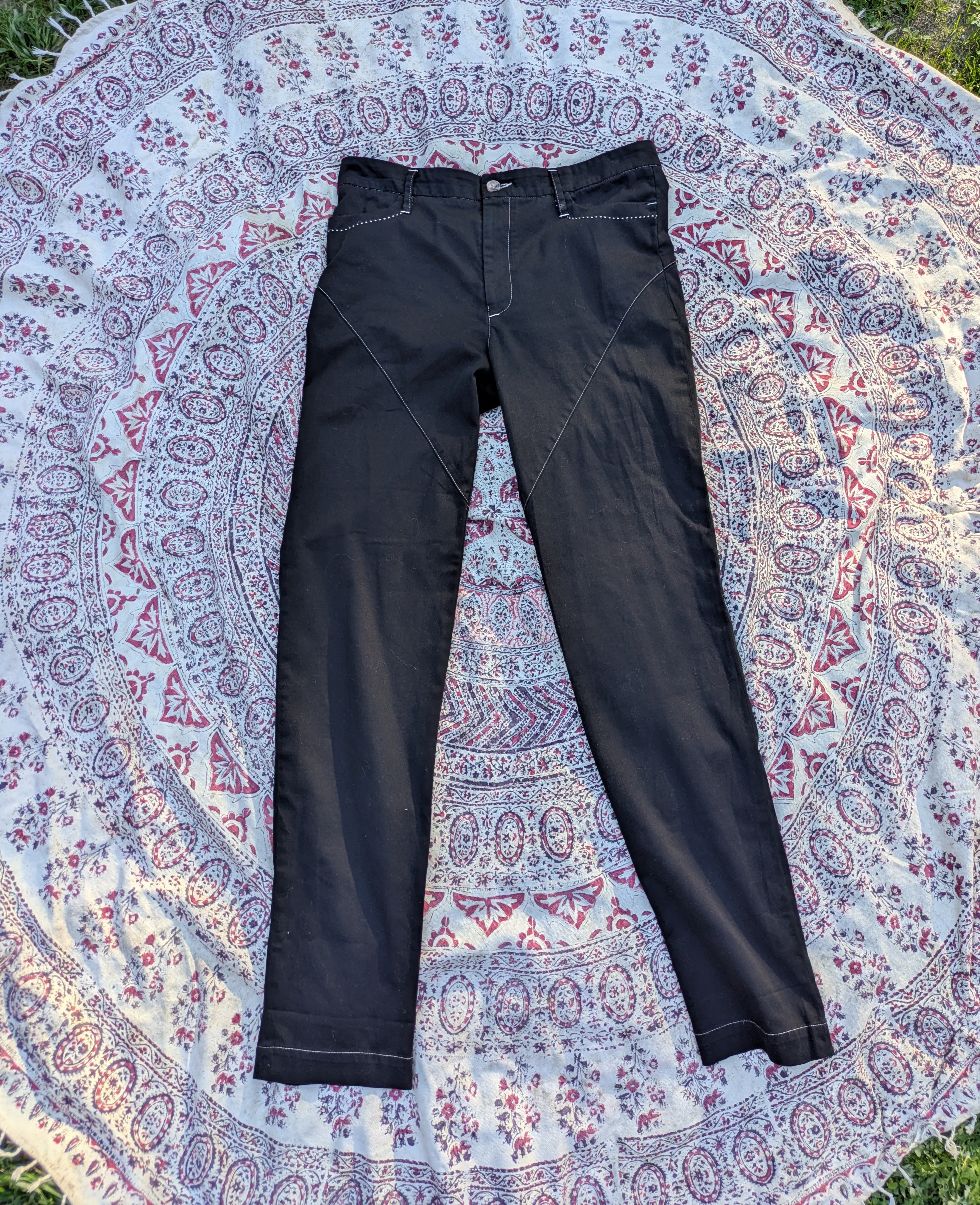 Robyn Black tapered pants - Size 3 (equivalent to a 6)